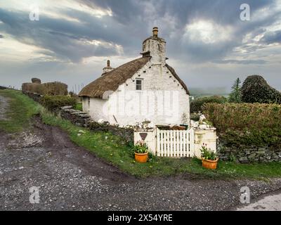 Das Bild zeigt die strohgedeckten Manx Cottages im Weiler Cregneash im Südosten der Isle of man. Die Cottages werden oft für alte Fernsehgeräte genutzt Stockfoto