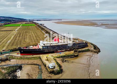 Aktenfoto vom 10. Oktober 01/22 von einer Luftaufnahme des TSS Duke of Lancaster - lokal bekannt als Fun Ship - ein ehemaliges Eisenbahndampfer-Passagierschiff, das nahe den Mostyn Docks am River Dee in Nordwales lag. Ein neues Tool wird es Rettungskräften ermöglichen, den Ort von Vorfällen im ganzen Vereinigten Königreich mithilfe von Spitznamen und umgangssprachlichen Namen zu ermitteln, wie Ordnance Survey (OS) angekündigt hat. Das Volksnacular Names Tool enthält bereits die Spitznamen von mehr als 9.000 Standorten, und das Betriebssystem hat mehr Blaulicht-Arbeiter gebeten, Spitznamen von ihrem Wohnort aus einzugeben. Ausgabedatum: Mittwoch, 8. Mai 2024. Ausgabedatum: Mittwoch, M Stockfoto