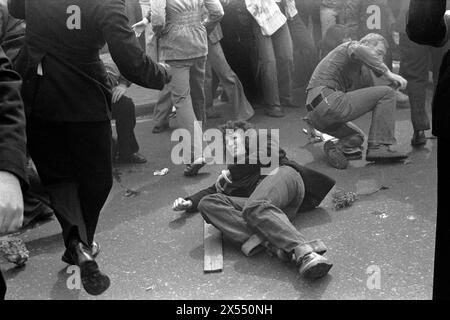 Die Schlacht von Lewisham, die New Cross Unruhen in London UK 1970 Eine Demonstratorin fällt zu Boden, als die Polizei in die Massen stürzt, die die Straße blockieren. 500 Mitglieder der Nationalen Front marschierten vom Neuen Kreuz nach Lewisham, verschiedene Gegendemonstrationen von etwa 4.000 Personen führten zu gewaltsamen Auseinandersetzungen zwischen den beiden Gruppen sowie zwischen den Anti-NF-Demonstranten und der Polizei. South London, England 13. August 1977. HOMER SYKES aus den 1970er Jahren Stockfoto