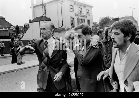 Person, die von einer Rakete getroffen wurde, die während der Schlacht von Lewisham geschossen wurde, die New Cross-Unruhen in London UK 1970s South London, England 13. August 1977. HOMER SYKES aus den 1970er Jahren Stockfoto