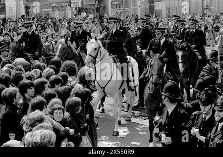 Battle of Lewisham 1970s UK. Linke Demonstranten, die von der Polizei zurückgehalten werden, sind als Gegendemonstration gekommen, um zu verhindern, dass die rechte Anti-Einwanderungs-Partei der Nationalen Front durch das neue Kreuz marschiert. Die anschließenden Unruhen wurden als die Schlacht von Lewisham bekannt. New Cross, Lewisham, London, England, 13. August 1977. HOMER SYKES AUS DEN 1970ER JAHREN. Stockfoto