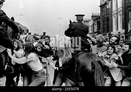 Die Schlacht von Lewisham - New Cross Riots London UK 1970s. Die montierte Polizei stürmt in die Menge der Demonstranten der Front National, die die Straße blockieren. 500 Mitglieder der Nationalen Front marschierten vom Neuen Kreuz nach Lewisham, verschiedene Gegendemonstrationen von etwa 4.000 Personen führten zu gewaltsamen Auseinandersetzungen zwischen den beiden Gruppen sowie zwischen den Anti-NF-Demonstranten und der Polizei. South London, England 13. August 1977. HOMER SYKES Stockfoto