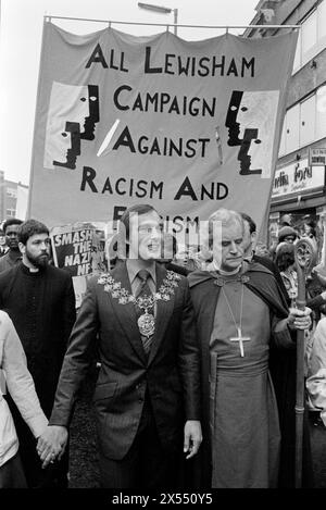 Der Bischof von Southwark, Mervyn Stockwood, und der Bürgermeister von Lewisham Roger Godsiff (Bürgermeister 1977–8). Sie führen die All Lewisham Kampagne gegen Rassismus und Faschismus an. 500 Mitglieder der Nationalen Front marschierten vom Neuen Kreuz nach Lewisham, verschiedene Gegendemonstrationen von etwa 4.000 Personen führten zu gewaltsamen Auseinandersetzungen zwischen den beiden Gruppen sowie zwischen den Anti-NF-Demonstranten und der Polizei. Der Tag wurde in der Schlacht von Lewisham bekannt. New Cross, South London, England 13. August 1977. HOMER SYKES aus den 1970er Jahren Stockfoto