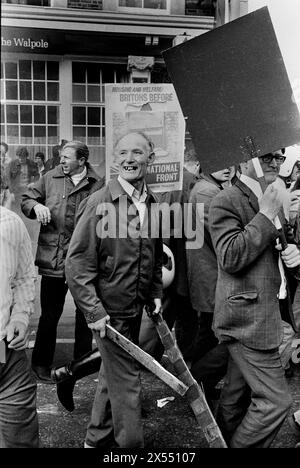 New Cross Riots in den 1970er Jahren auch bekannt in der Schlacht von Lewisham, trägt ein Anhänger der National Front hölzerne Waffen, auf einem Plakat steht „Wohnungs- und WohlfahrtsBriten vor Einwanderern“. New Cross South London, England 13. August 1977. HOMER SYKES Stockfoto