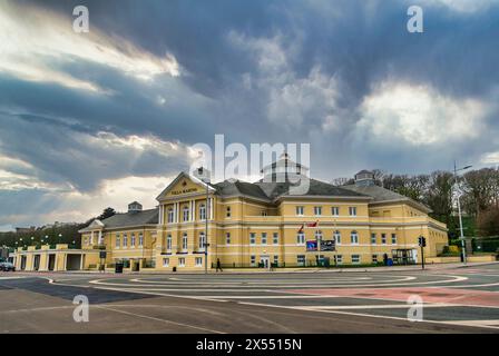 Dieses Straßenbild entlang der Promenade von Douglas zeigt den Komplex der Villa Marina, der eine Königshalle, ein Kino und Gärten umfasst Stockfoto