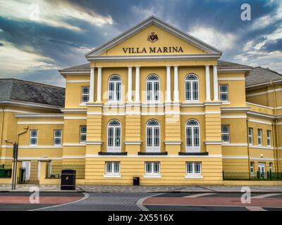 Dieses Straßenbild entlang der Promenade von Douglas zeigt den Komplex der Villa Marina, der eine Königshalle, ein Kino und Gärten umfasst Stockfoto