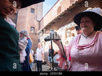 Frauen in historischen bürgerlichen Outfits warten auf den Beginn des Wachwechsels während des 3. Mai in Danzig. Am 3. Mai 2024 fand der historische Wachwechsel im Gefängnisturm in GDA?SK statt. Dann gingen die Reenactors in historischen Kostümen die D?uga Street in Richtung Artus Court, wo sie den Eid ablegten, der auf dem Originaltext basierte, dessen Tradition auf die zweite Hälfte des 17. Jahrhunderts zurückgeht. Der Wachwechsel der Danziger Garnison unter dem Gefängnisturm in Danzig steht im Zusammenhang mit der Annahme der Verfassung des Polnisch-Li Stockfoto