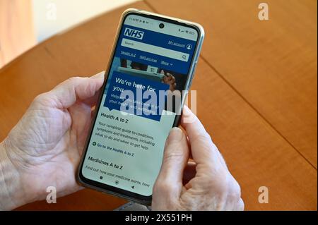 NHS-Website auf einem Mobiltelefon angezeigt. Stockfoto