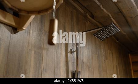 Dusche ohne Personen im Holzstil. Dusche in der Sauna. Dusche in Nahaufnahme. Dusche in der Sauna ohne Personen, Nahaufnahme. Stockfoto