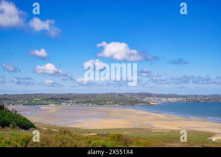 Blick hinunter zur Red Wharf Bay und Benllech von Llanddona, Isle of Anglesey, Nordwales, Großbritannien, Europa Stockfoto