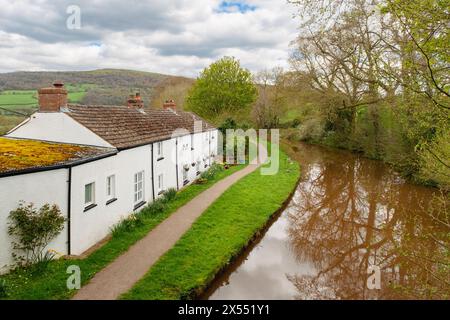 Alte Cottages neben Monmouthshire und Brecon Canal im Brecon Beacons National Park. Talybont-on-Usk (Tal-y-bont AR Wysg), Powys, Wales, Vereinigtes Königreich, Großbritannien Stockfoto