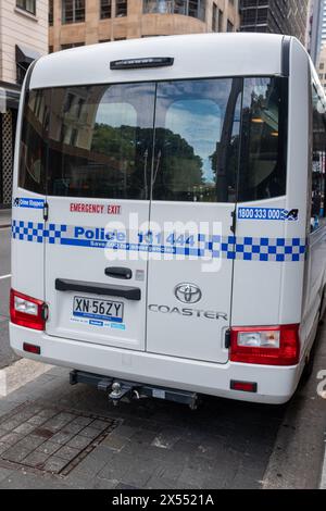 Die Polizei von Sydney in Australien, die im Dienst ist, während ein nahe gelegener Protest gegen Palästina stattfindet Stockfoto