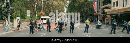 Die Polizei von Sydney in Australien, die im Dienst ist, während ein nahe gelegener Protest gegen Palästina stattfindet Stockfoto