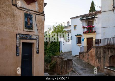 Ronda, Spanien - 28. April 2024: Traditionelle alte spanische Architektur in Ronda. Stockfoto