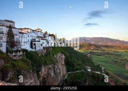 Ronda, Spanien - 28. April 2024: Blick auf die Schlucht El Tajo und die Häuser am Rand der Klippe Stockfoto
