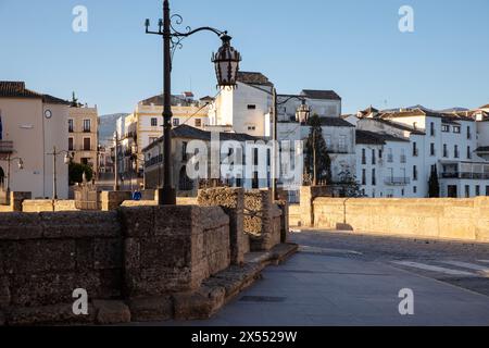 Ronda, Spanien - 28. April 2024: Traditionelle alte spanische Architektur in Ronda. Stockfoto