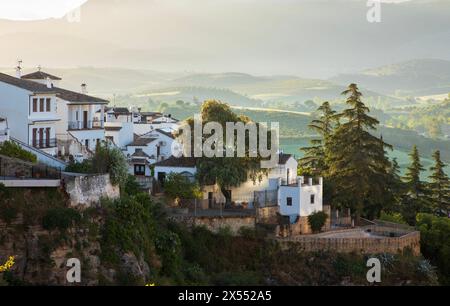 Ronda, Spanien - 28. April 2024: Blick auf die Schlucht El Tajo und die Häuser am Rand der Klippe Stockfoto