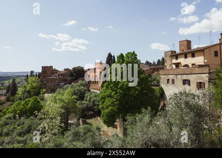 Wunderschöne traditionelle Gebäude in der italienischen Altstadt von Certaldo in der Toskana, Italien. An einem sonnigen Tag mit blauem Himmel und fantastischer Aussicht. Stockfoto