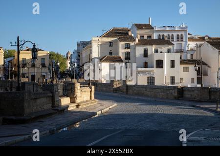Ronda, Spanien - 28. April 2024: Traditionelle alte spanische Architektur in Ronda. Stockfoto