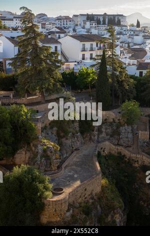 Ronda, Spanien - 28. April 2024: Blick auf die Schlucht El Tajo und die Häuser am Rand der Klippe Stockfoto