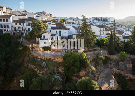 Ronda, Spanien - 28. April 2024: Blick auf die Schlucht El Tajo und die Häuser am Rand der Klippe Stockfoto