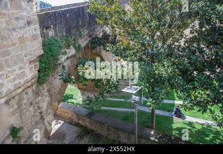 Pilger ruht neben der romanischen Brücke von Puente La Reina, Navarra, Spanien Stockfoto