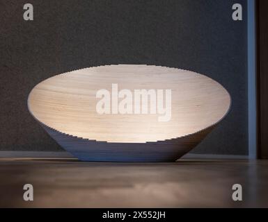 Bonham's, London, Großbritannien. Mai 2024. Highlights des Goodwoof's Barkitecture Kennel Design Competition 2024 in Bonhams, der die Kenels im Auftrag von Goodwoof am 19. Mai 2024 in Goodwood in Chichester versteigert. Barkitecture ist ein einzigartiger Wettbewerb, bei dem Kevin McCloud MBE und der Duke of Richmond das Beste der Kennel-Architektur feiern. Dieses Jahr dreht sich alles um stilvolles Reisen mit dem Titel Lounge Access: For the Jet-Setting Dog. Bild: Bask II von Gianni Botsford Architects. Quelle: Malcolm Park/Alamy Live News Stockfoto