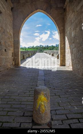 Große romanische Brücke von Puente La Reina, Navarra, Spanien. Zugang zum Bogen von der Stadt Stockfoto