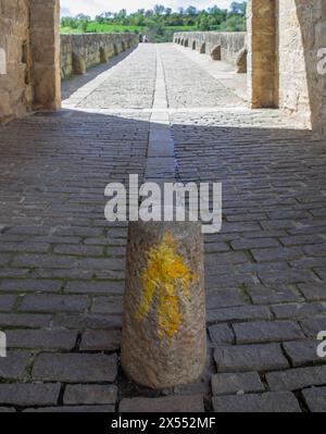 Große romanische Brücke von Puente La Reina, Navarra, Spanien. Zugang zum Bogen von der Stadt Stockfoto