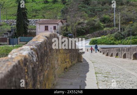 Mutter und Tochter überqueren die romanische Brücke von Puente La Reina in Navarra, Spanien Stockfoto