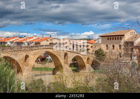 Große romanische Brücke von Puente La Reina, Navarra, Spanien Stockfoto