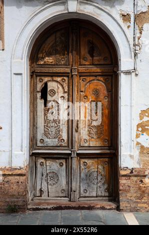 Alte beschädigte Holztür in einem alten Haus in Spanien Stockfoto