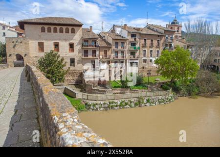 Große romanische Brücke von Puente La Reina, Navarra, Spanien Stockfoto