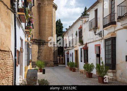Ronda, Spanien - 28. April 2024: Traditionelle alte spanische Architektur in Ronda. Stockfoto