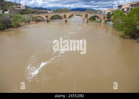 Große romanische Brücke von Puente La Reina, Navarra, Spanien Stockfoto