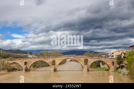 Große romanische Brücke von Puente La Reina, Navarra, Spanien Stockfoto