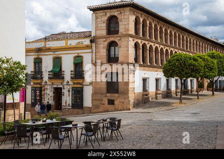 Ronda, Spanien - 28. April 2024: Traditionelle alte spanische Architektur in Ronda. Stockfoto