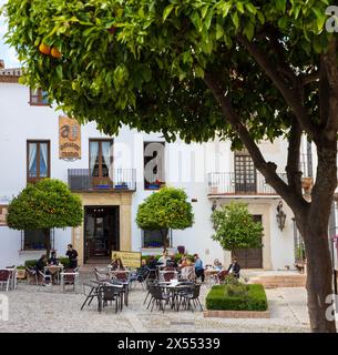 Ronda, Spanien - 28. April 2024: Traditionelle, alte spanische Architektur in Ronda, die Gäste können im Restaurant im Freien sitzen Stockfoto