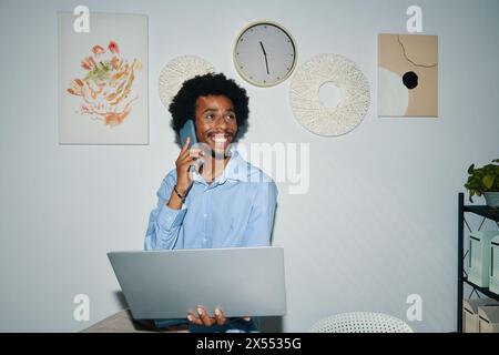 Porträt eines aufgeregten schwarzen Unternehmers, der am Telefon spricht Stockfoto