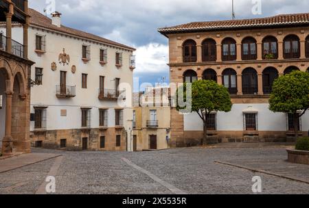 Ronda, Spanien - 28. April 2024: Traditionelle alte spanische Architektur in Ronda. Stockfoto
