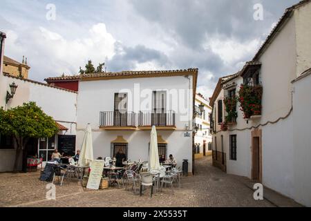 Ronda, Spanien - 28. April 2024: Traditionelle alte spanische Architektur in Ronda. Stockfoto