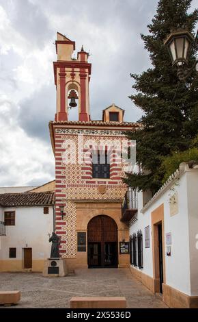 Ronda, Spanien - 28. April 2024: Traditionelle alte spanische Architektur in Ronda. Stockfoto