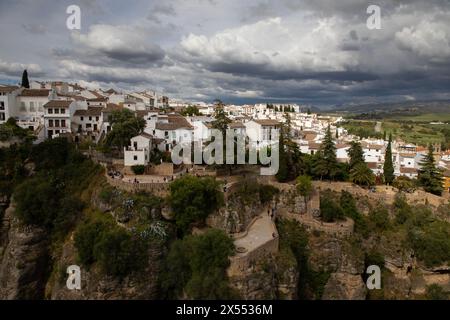 Ronda, Spanien - 28. April 2024: Blick auf die Schlucht El Tajo und die Häuser am Rand der Klippe Stockfoto