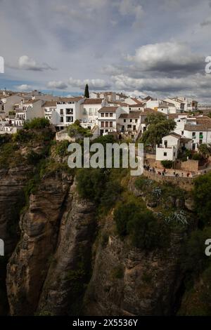 Ronda, Spanien - 28. April 2024: Blick auf die Schlucht El Tajo und die Häuser am Rand der Klippe Stockfoto