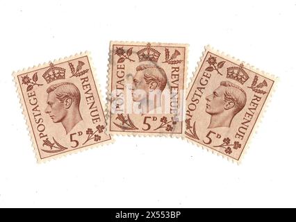 Eine Montage von Briefmarken von König Georg VI. 5d aus Großbritannien auf weißem Hintergrund. Stockfoto