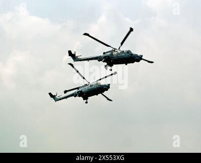 Die Royal Navys' Black Cats Lynx Duo Display Team Helicopters auf der Biggin Hill International Air Fair 2010 Stockfoto