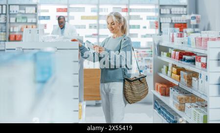 Apotheke Drugstore: Porträt einer schönen Seniorin, die Medizin, Medikamente, Vitamine kauft. Professioneller schwarzer Apotheker, der hinter dem Zähler in Apotheke voll von Gesundheitsprodukten arbeitet Stockfoto