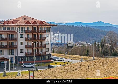 Moderne Konstruktion in Bergregion. Landschaftsdesign Stockfoto