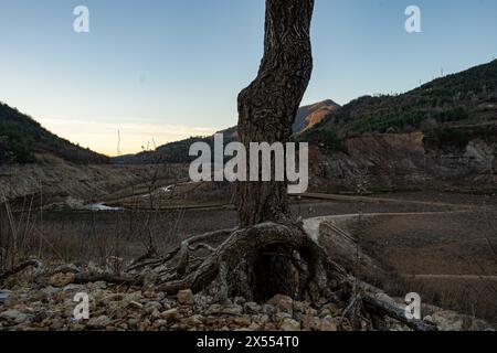 februar, 01 2024 Cercs, Spanien Dürre Barcelona-Baells Stausee Dürre, Fluss Llobregat Foto Eric Renom/LaPresse Stausee Baells, die durch den Fluss Llobregat ernährt wird, ist unter dem Mindestniveau der Tag, an dem Katalonien den Ausnahmezustand aufgrund der Dürre in der Metropolregion Barcelona ausruft und die Nutzung von Wasser oder Duschen in Fitnessstudios einschränkt. Der Fluss Llobregat, der Fluss, der dieses Reservoir speist, ist der am stärksten industrialisierte Fluss Kataloniens, da er das gesamte Industriegebiet rund um Barcelona versorgt und daher für den Betrieb der katalanischen Industrie von Car b aus lebenswichtig ist Stockfoto