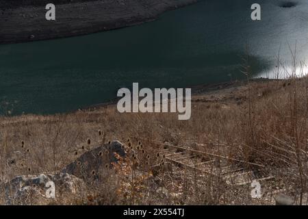 februar, 01 2024 Cercs, Spanien Dürre Barcelona-Baells Stausee Dürre, Fluss Llobregat Foto Eric Renom/LaPresse Stausee Baells, die durch den Fluss Llobregat ernährt wird, ist unter dem Mindestniveau der Tag, an dem Katalonien den Ausnahmezustand aufgrund der Dürre in der Metropolregion Barcelona ausruft und die Nutzung von Wasser oder Duschen in Fitnessstudios einschränkt. Der Fluss Llobregat, der Fluss, der dieses Reservoir speist, ist der am stärksten industrialisierte Fluss Kataloniens, da er das gesamte Industriegebiet rund um Barcelona versorgt und daher für den Betrieb der katalanischen Industrie von Car b aus lebenswichtig ist Stockfoto